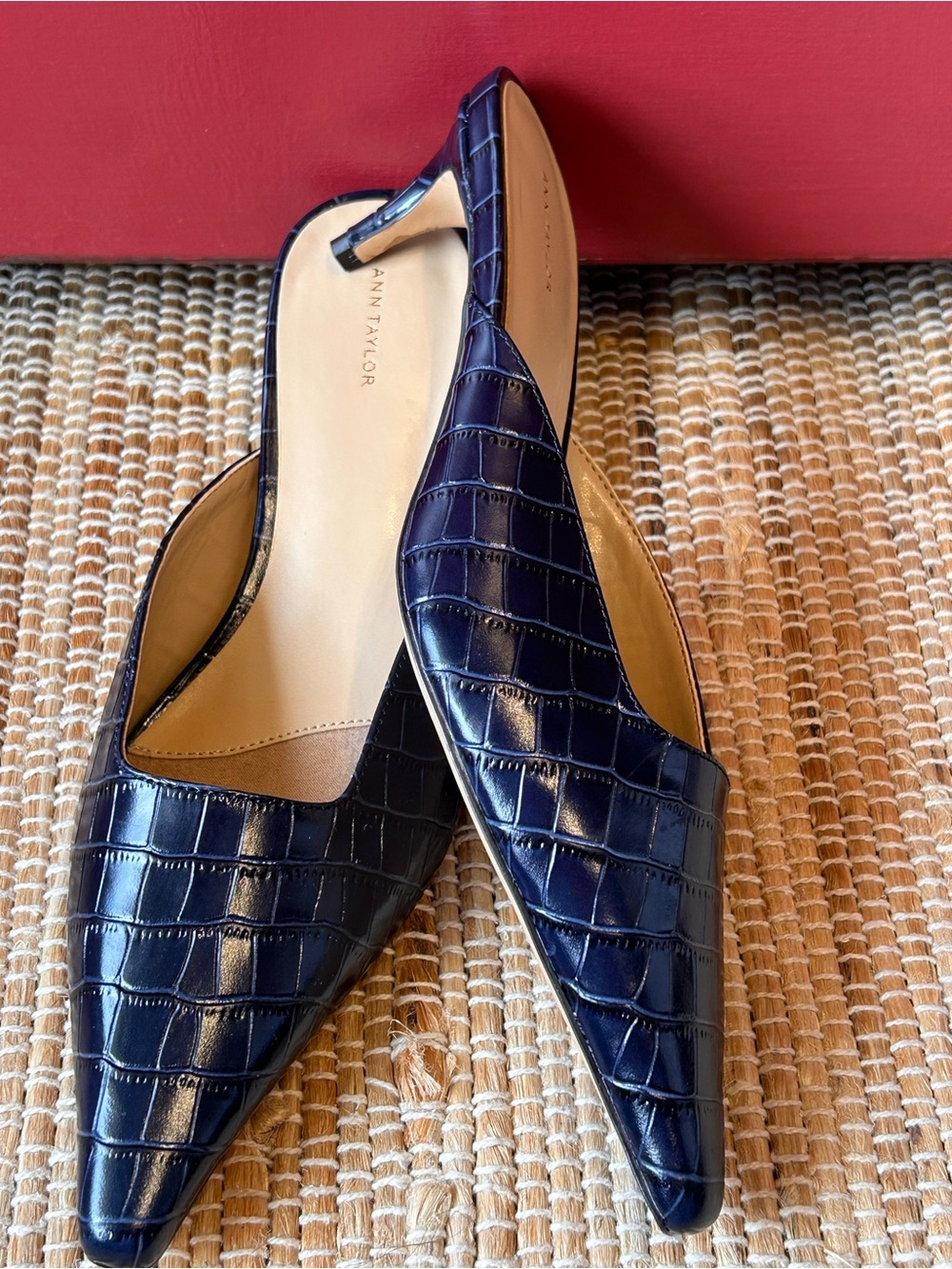 NWOT ANN TAYLOR s10 Croc-Embossed Pointed toe kitten heel mules-navy leather - Picture 2 of 8